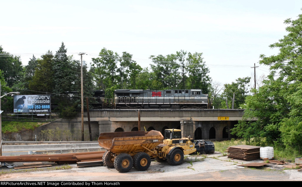 NS 8025's leads 6K4 east over Route 206